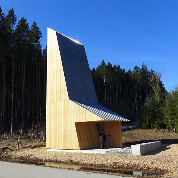 Die Blaue Wegkapelle von Wilhelm Huber im Laugnatal